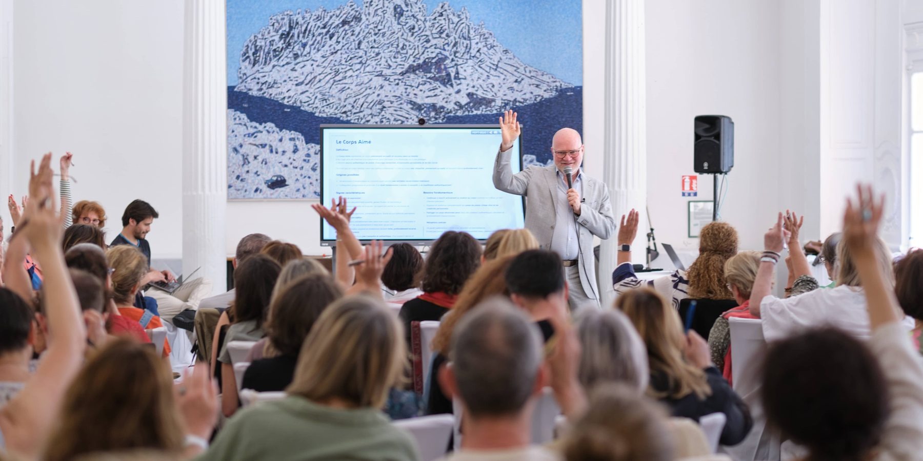 Arnaud Sebal face aux participants d’une formation de l’École Humaniste de Gestalt